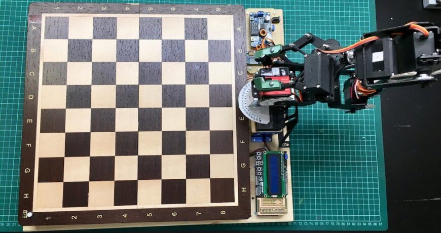 el brazo robotico controlado por arduino esta listo para jugar contigo en una partida de ajedrez 5f3734ca4e5e3 - Electrogeek